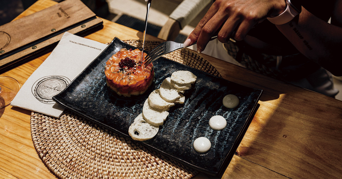 lagom persona comiendo tataki salmon