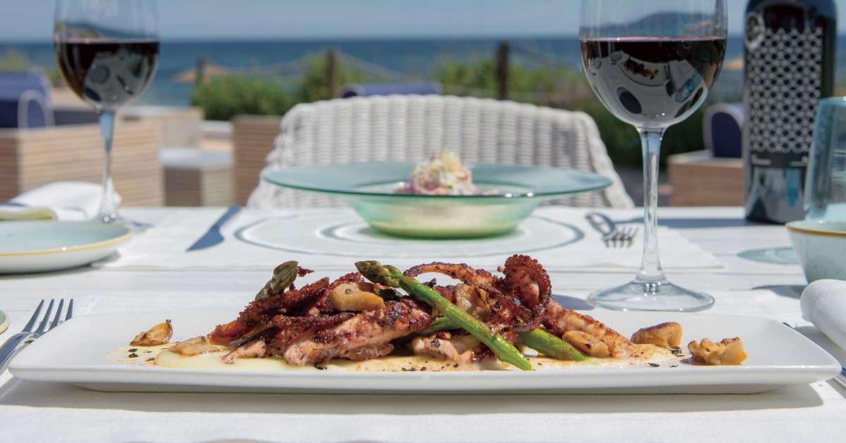 platos sobre mesa de gecko restaurante en formentera